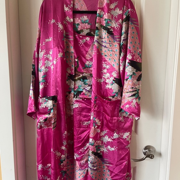 Beautiful nightgown never worn - Picture 2 of 3